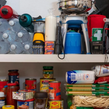 Через загрозу обстрілів українцям радять заздалегідь запастися водою та продуктами