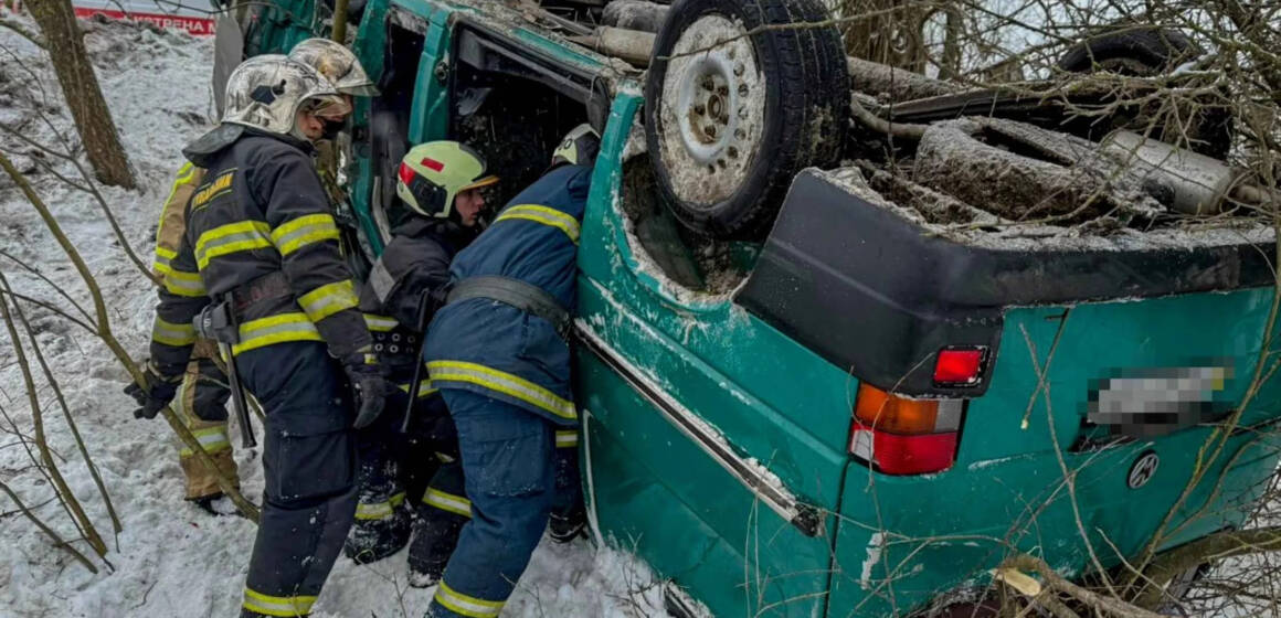 На Вінниччині перекинувся мікроавтобус з пасажирами, один із них загинув