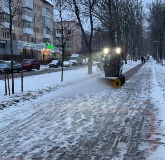 photo_2026-02-16_11-20-37 (2) Вінницькі дороги розчищають з ночі через сильний сніг і мороз