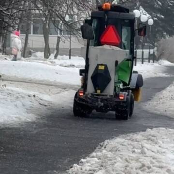Міські служби працюють над безпекою пішоходів і водіїв: триває обробка доріг