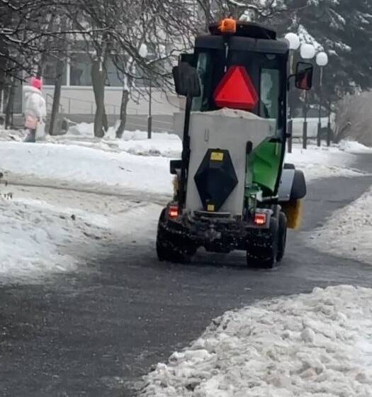 Міські служби працюють над безпекою пішоходів і водіїв: триває обробка доріг