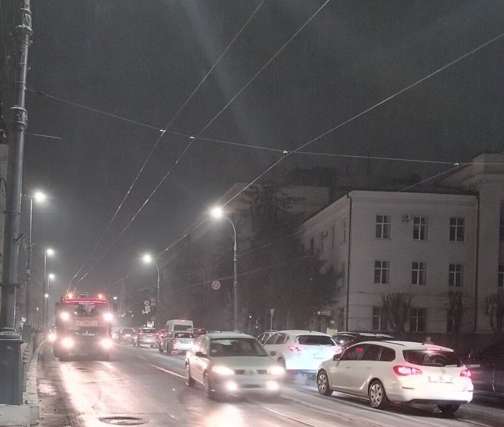 На боротьбу з ожеледицею вінницькі двірники та спецтехніка вийшли ще до світанку