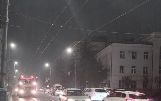 На боротьбу з ожеледицею вінницькі двірники та спецтехніка вийшли ще до світанку
