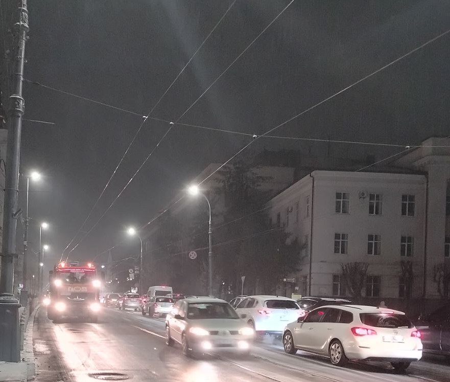 На боротьбу з ожеледицею вінницькі двірники та спецтехніка вийшли ще до світанку