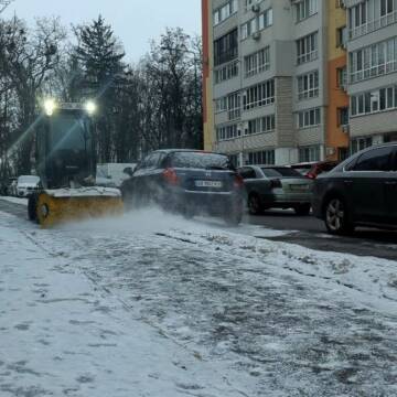 Нічна варта проти ожеледиці: як у Вінниці долають наслідки снігопаду