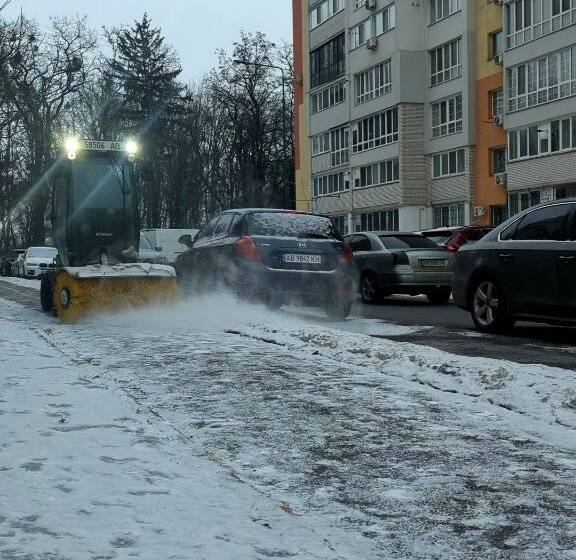 Нічна варта проти ожеледиці: як у Вінниці долають наслідки снігопаду