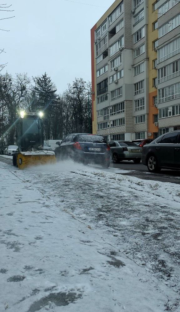 Нічна варта проти ожеледиці: як у Вінниці долають наслідки снігопаду