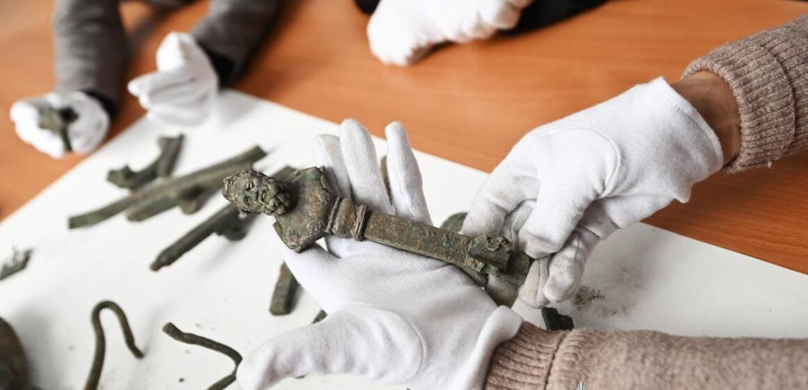 На Вінниччині «чорний археолог» намагався продати стародавні знахідки часів князівського поховання