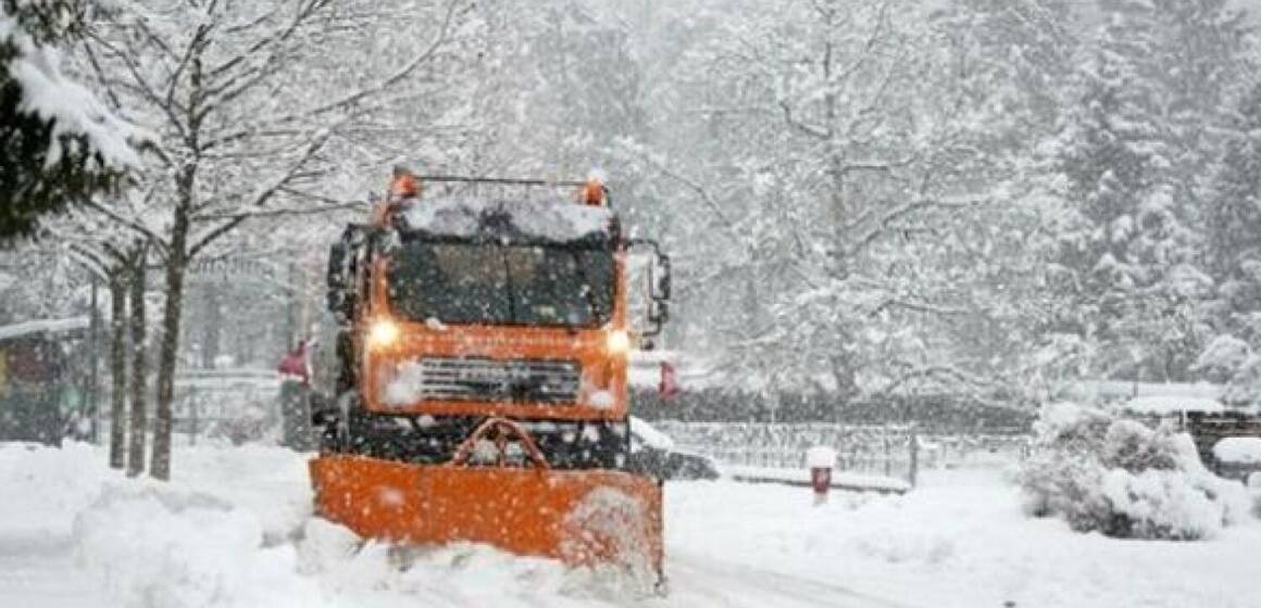 Дорожні служби Вінниччини працюють у посиленому режимі та закликають водіїв уникати далеких поїздок