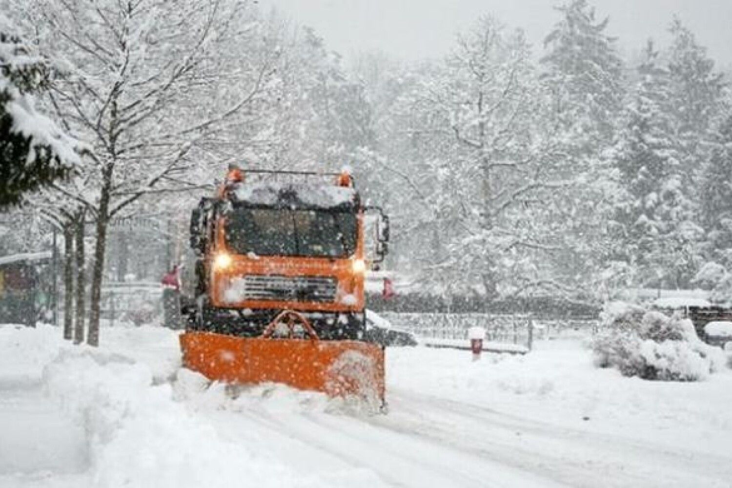 Дорожні служби Вінниччини працюють у посиленому режимі та закликають водіїв уникати далеких поїздок