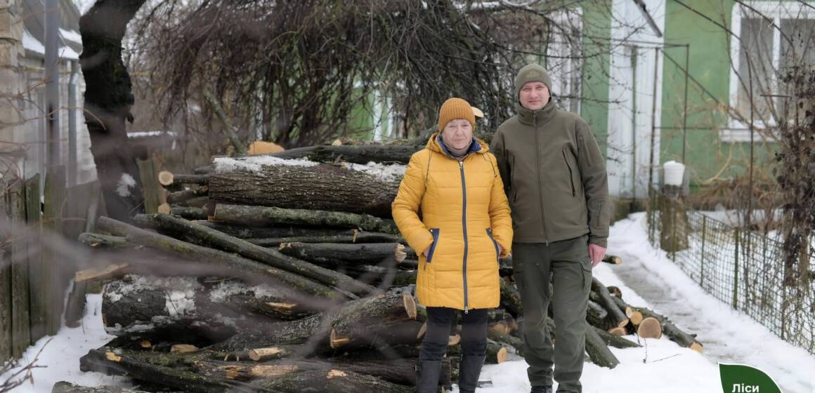 Лісівники забезпечили дровами матір трьох захисників у Тульчині
