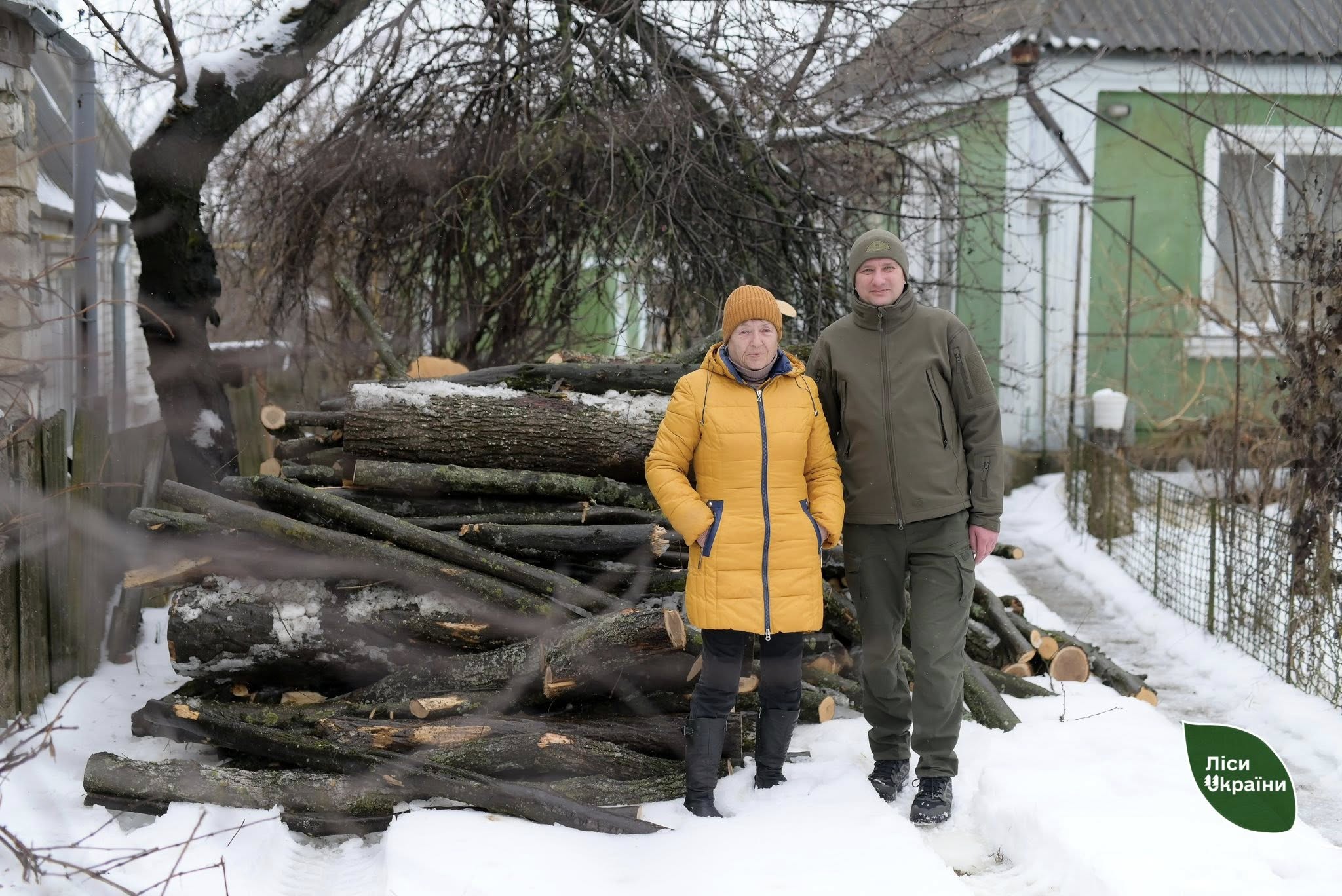 Лісівники забезпечили дровами матір трьох захисників у Тульчині