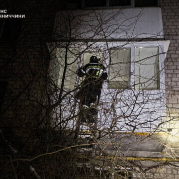 рятувальники У Вінниці рятувальники двічі за добу екстрено відкривали двері квартир