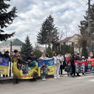 «Просто обійміть, якщо не знаєте слів»: у Крижополі рідні зниклих безвісти та полонених провели акцію надії