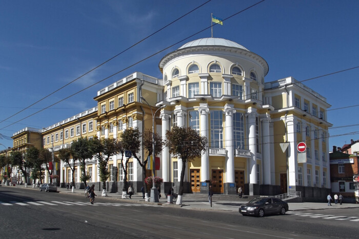 Перед Вінницькою ОВА нарешті прибрали мішки з піском