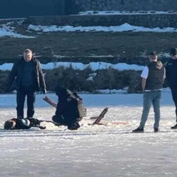 5289765340931889800 (2) Рятувальники дістали з-під криги на Вишенському озері тіло