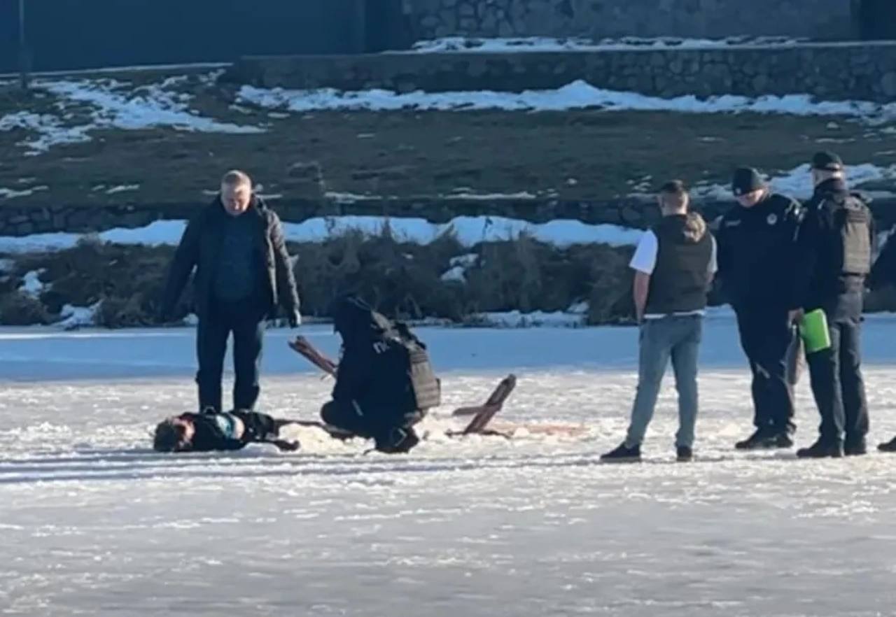 Рятувальники дістали з-під криги на Вишенському озері тіло