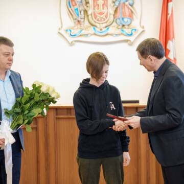 Героїня серед нас: 18-річна студентка Каріна Олєйнік отримала медаль за порятунок вінничан під час обстрілу