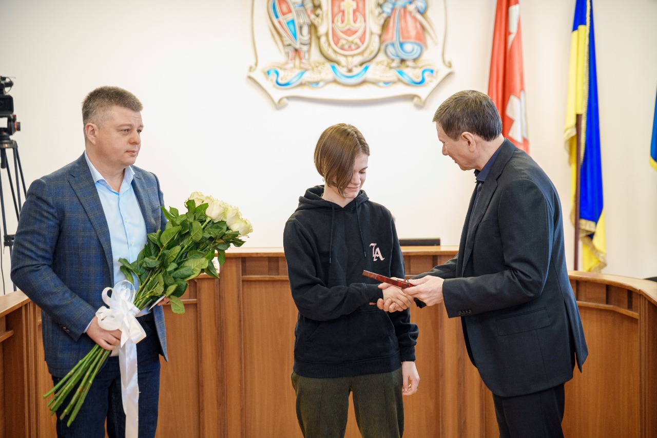 Героїня серед нас: 18-річна студентка Каріна Олєйнік отримала медаль за порятунок вінничан під час обстрілу