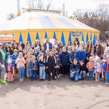 Замість тривог — арена цирку: 150 вінницьких дітей завітали у світ магії та відваги