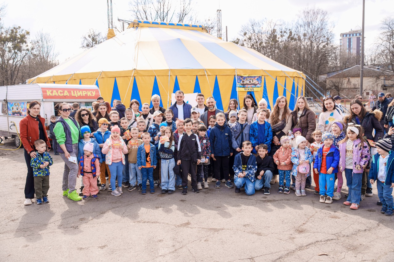 Замість тривог — арена цирку: 150 вінницьких дітей завітали у світ магії та відваги