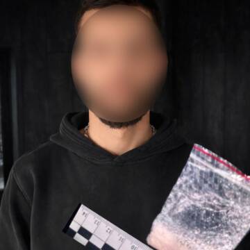 На трасі М-30 патрульні зупинили нетверезого водія з пакунком імовірних наркотиків