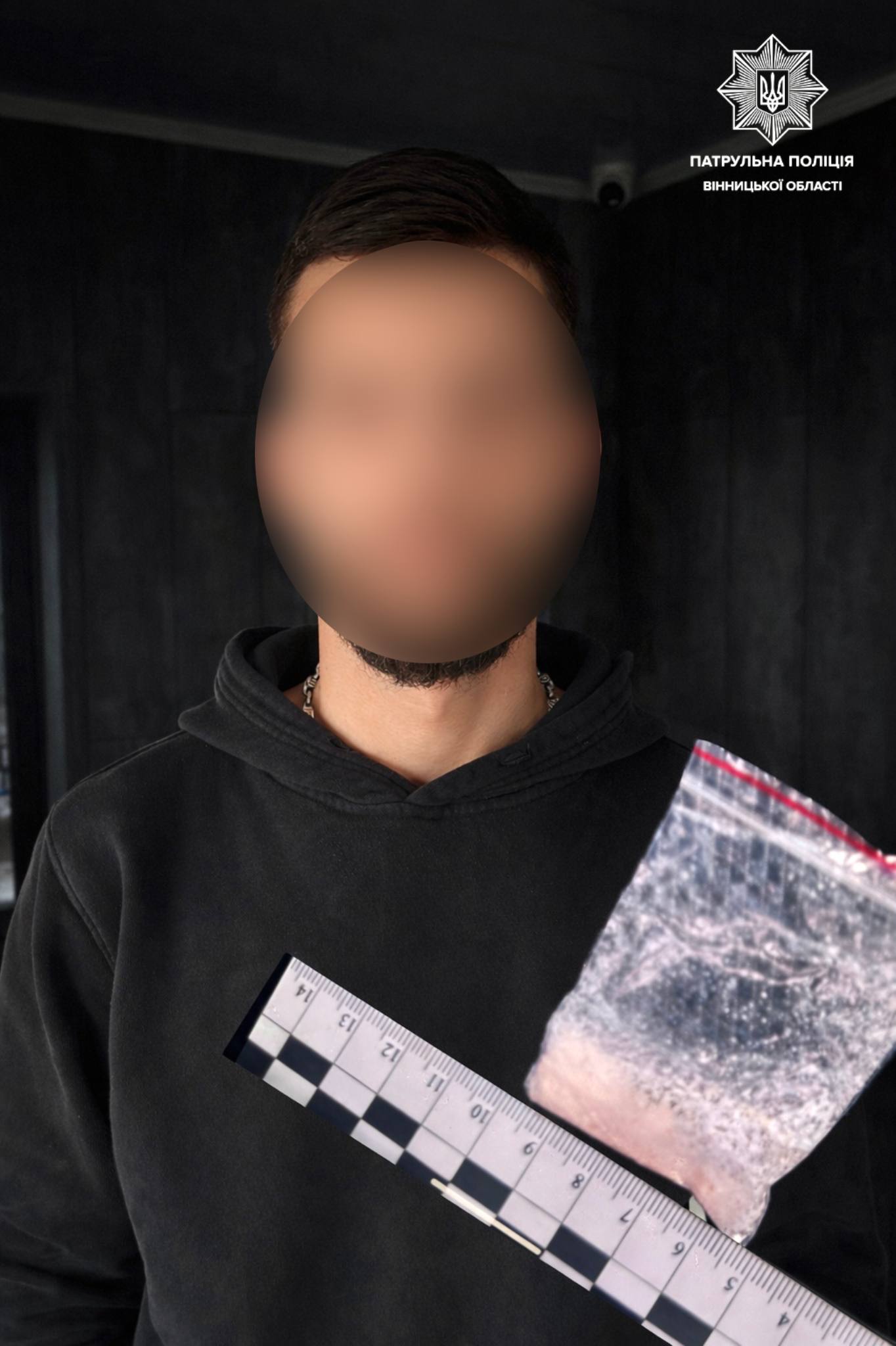 На трасі М-30 патрульні зупинили нетверезого водія з пакунком імовірних наркотиків