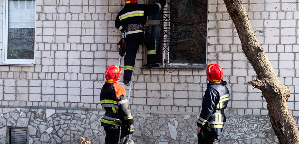 Рятувальники Вінниці двічі відчиняли квартири, щоб врятувати літніх жінок