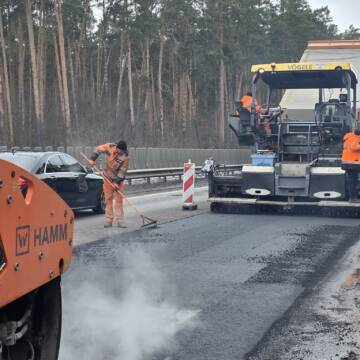 1000 дорожників та 19,5 тисяч квадратних метрів: як ремонтують траси на Вінниччині та в Україні