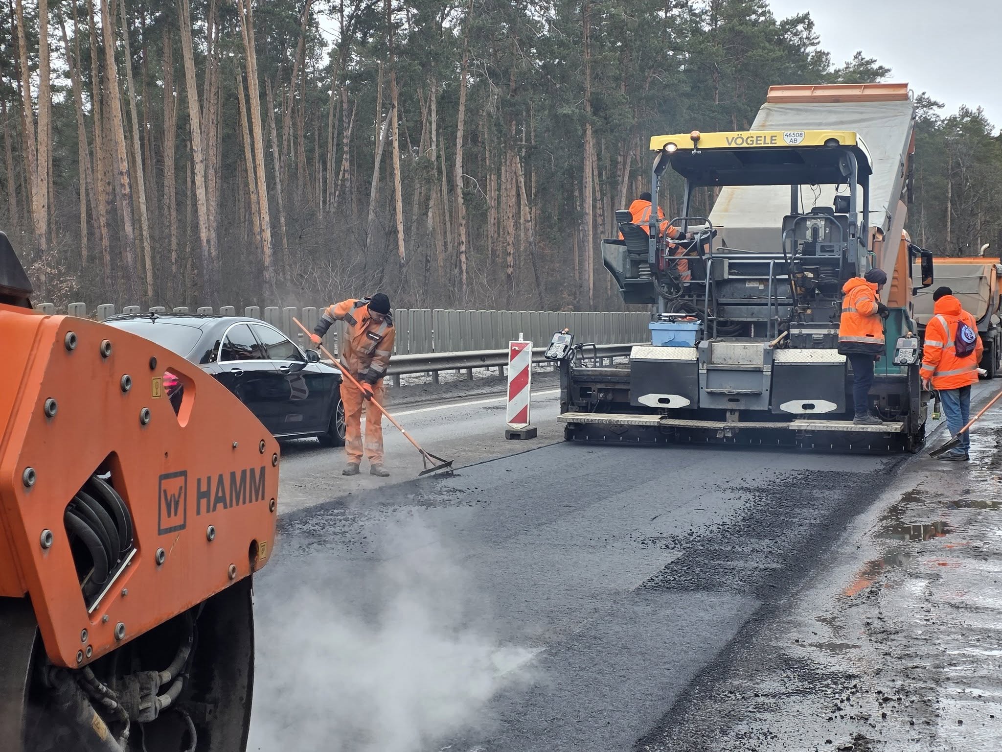 1000 дорожників та 19,5 тисяч квадратних метрів: як ремонтують траси на Вінниччині та в Україні