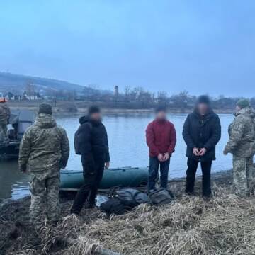 Троє чоловіків на човні намагалися переплисти Дністер: прикордонники їх затримали