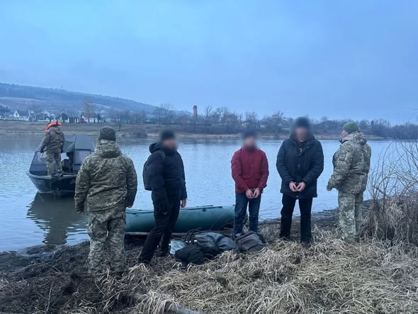 Троє чоловіків на човні намагалися переплисти Дністер: прикордонники їх затримали