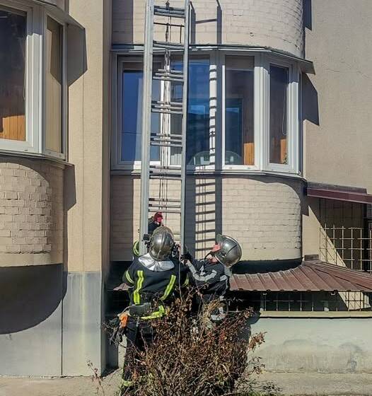 Заблоковані вдома: у Вінниці рятувальники допомогли мамі з 8-річним сином