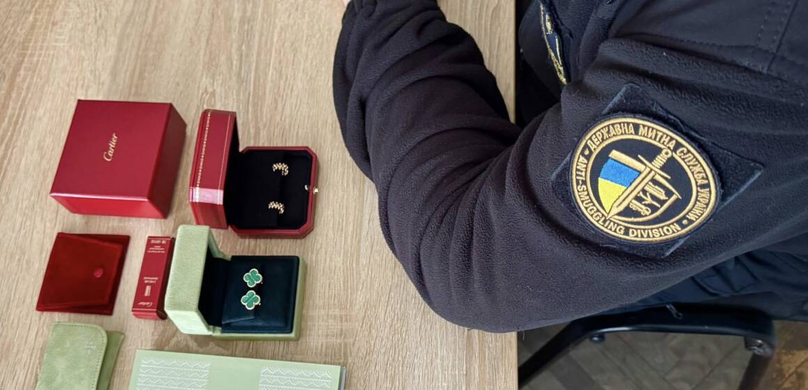 Брендова розкіш на кордоні: вінницькі митники викрили спробу ввезення коштовностей