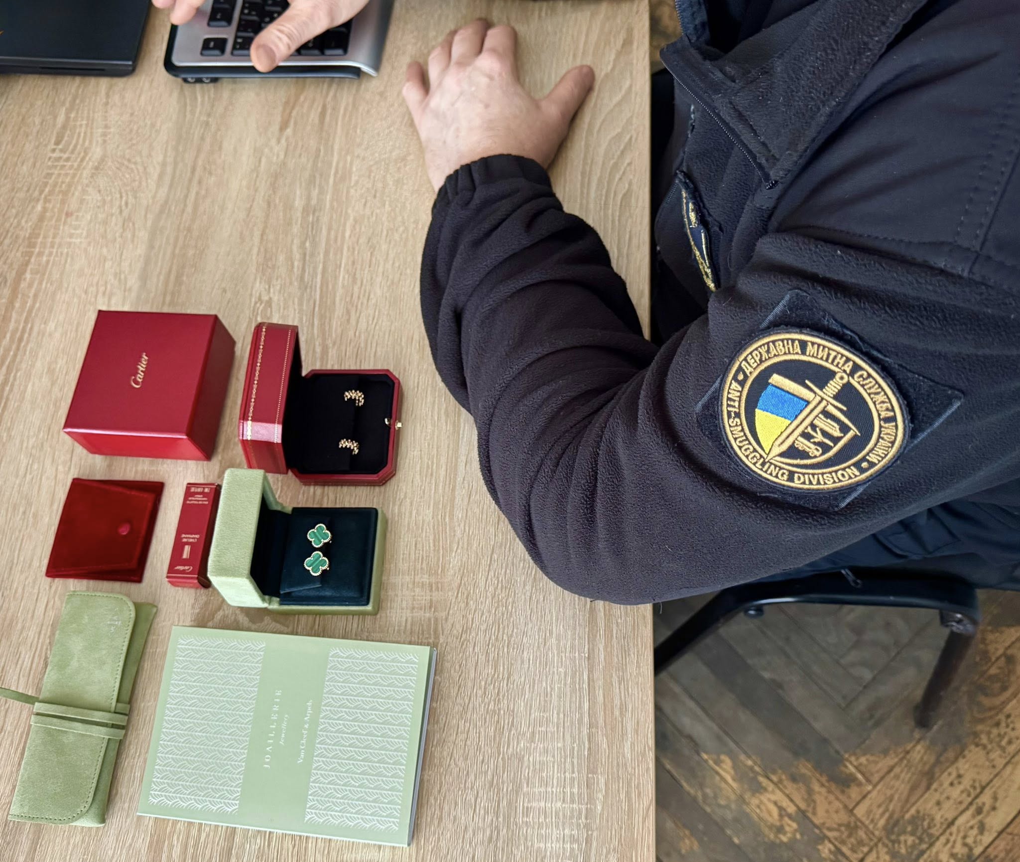 Брендова розкіш на кордоні: вінницькі митники викрили спробу ввезення коштовностей
