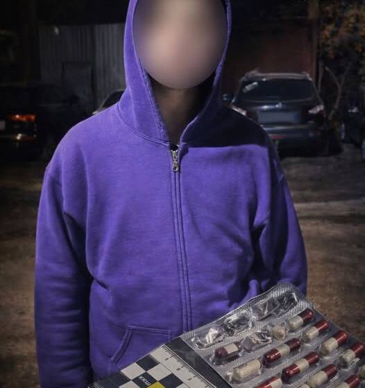 Нервова поведінка видала: затримали 20-річного вінничанина з великою партією капсул