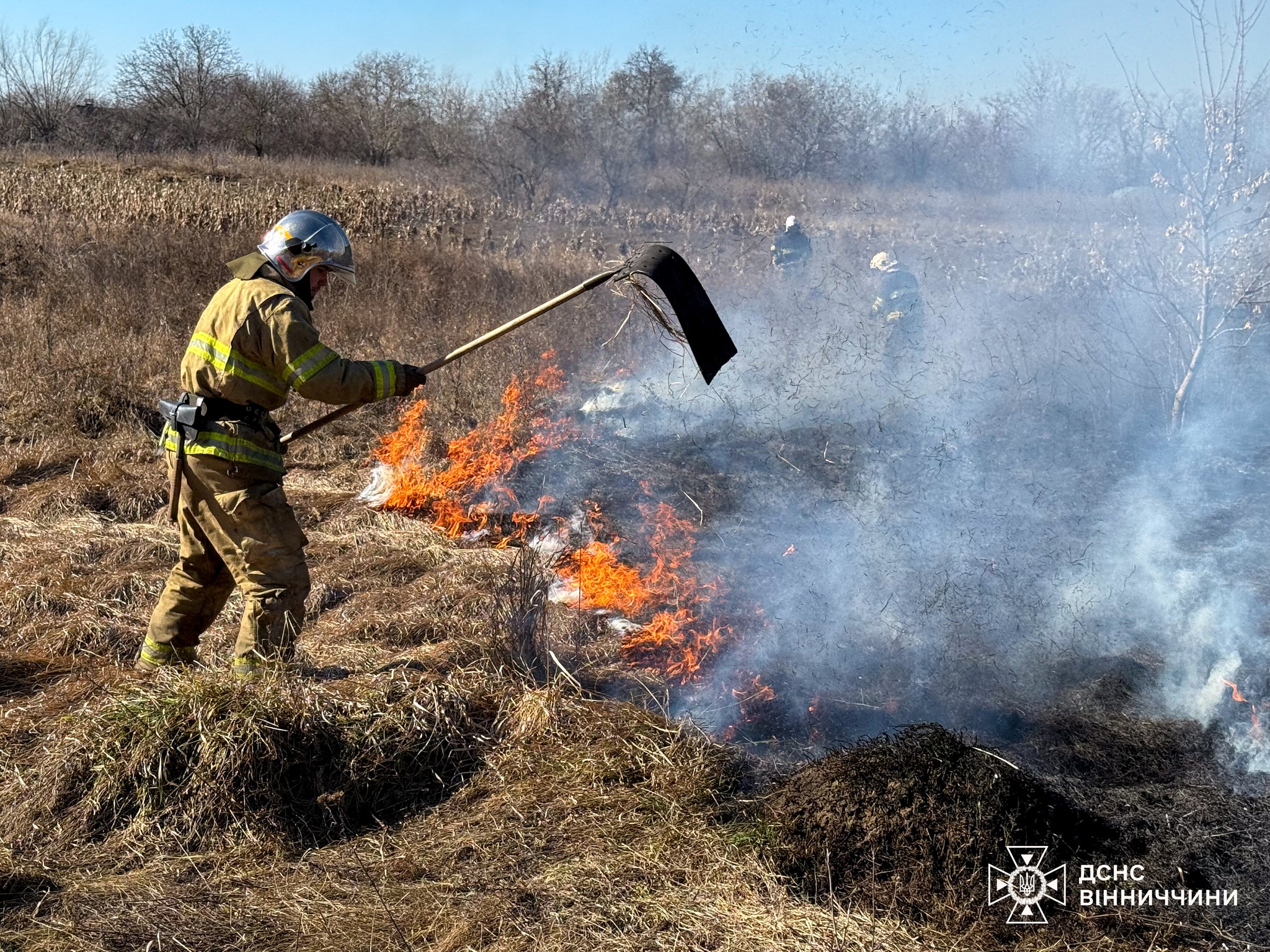 Горіла суха трава, сміття, житло та автівка в області