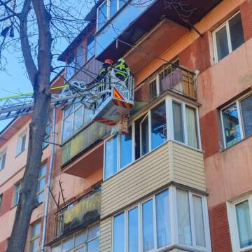 Не могла відчинити двері: рятувальники врятували вінничанку та викликали медиків