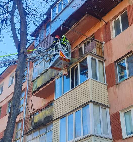 Не могла відчинити двері: рятувальники врятували вінничанку та викликали медиків