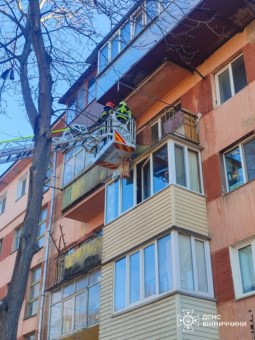 Не могла відчинити двері: рятувальники врятували вінничанку та викликали медиків