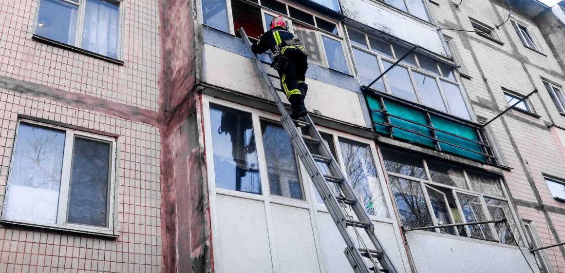 Через балкон рятувальники Вінниці визволили 87-річну жінку