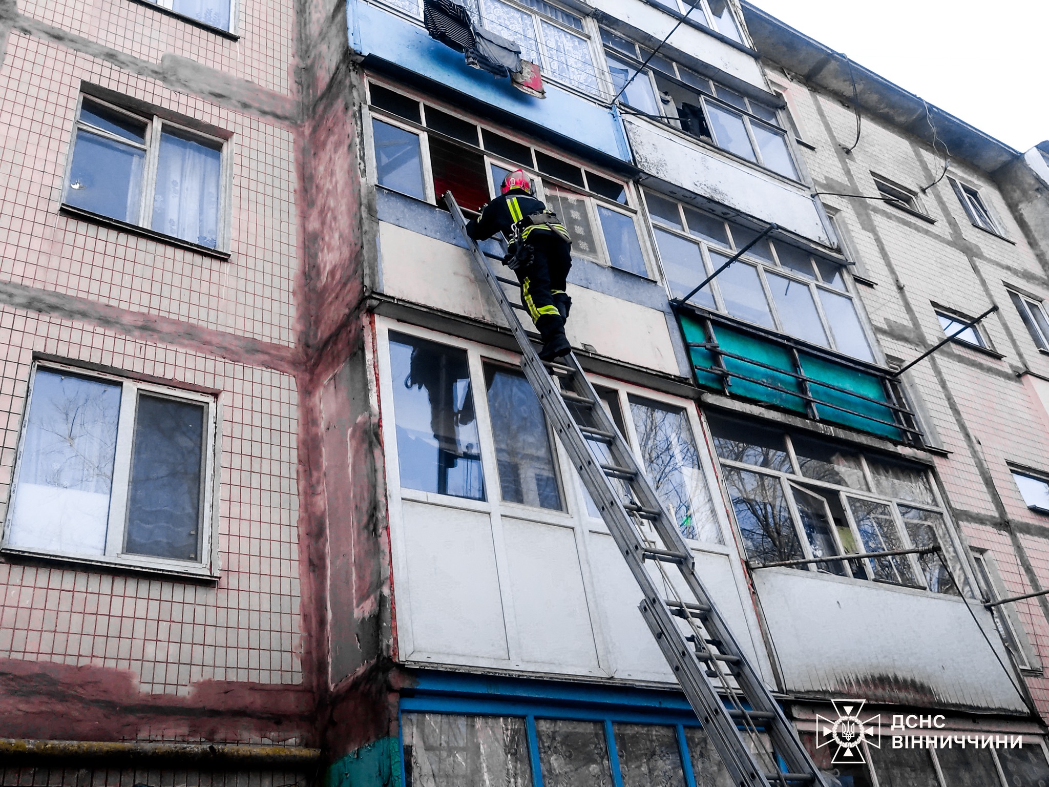 Через балкон рятувальники Вінниці визволили 87-річну жінку