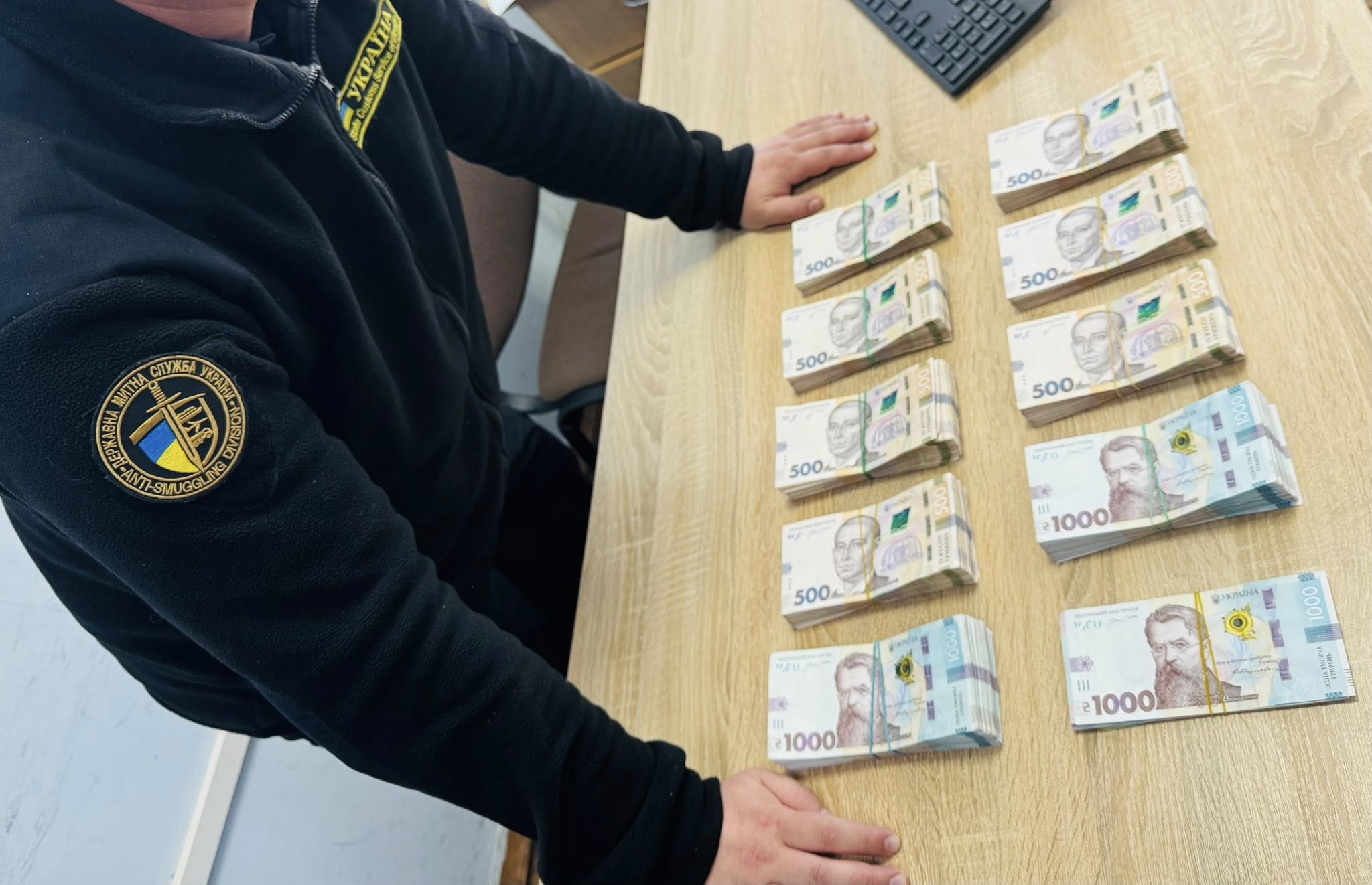 На кордоні з Молдовою вінницькі митники зупинили іноземця з пачками готівки