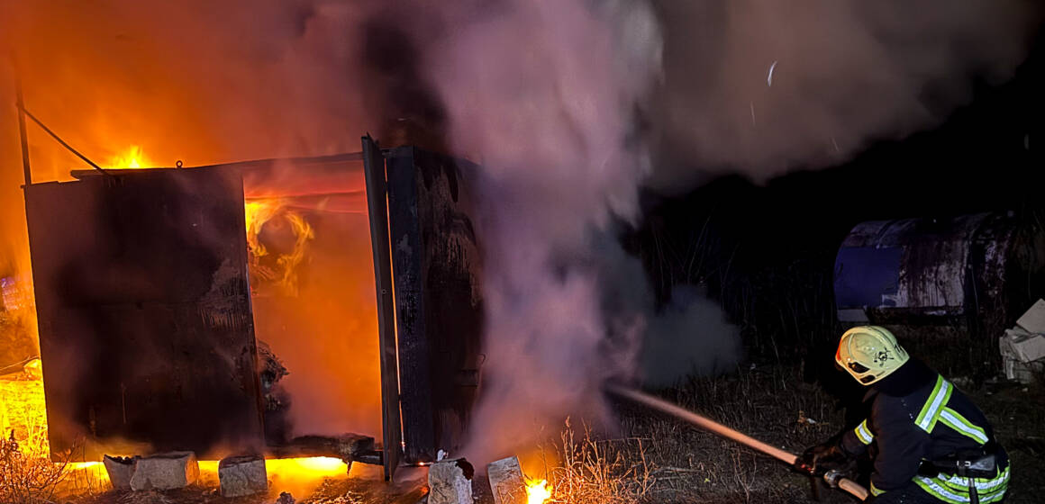 На Вінниччині горіли комбайн, автомобілі та вагончик із макулатурою