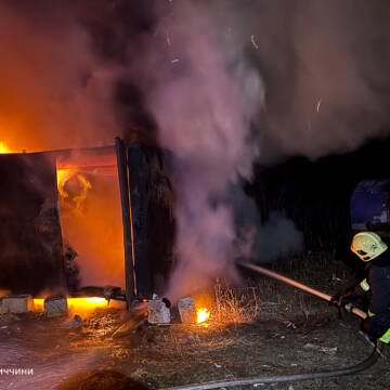 На Вінниччині горіли комбайн, автомобілі та вагончик із макулатурою
