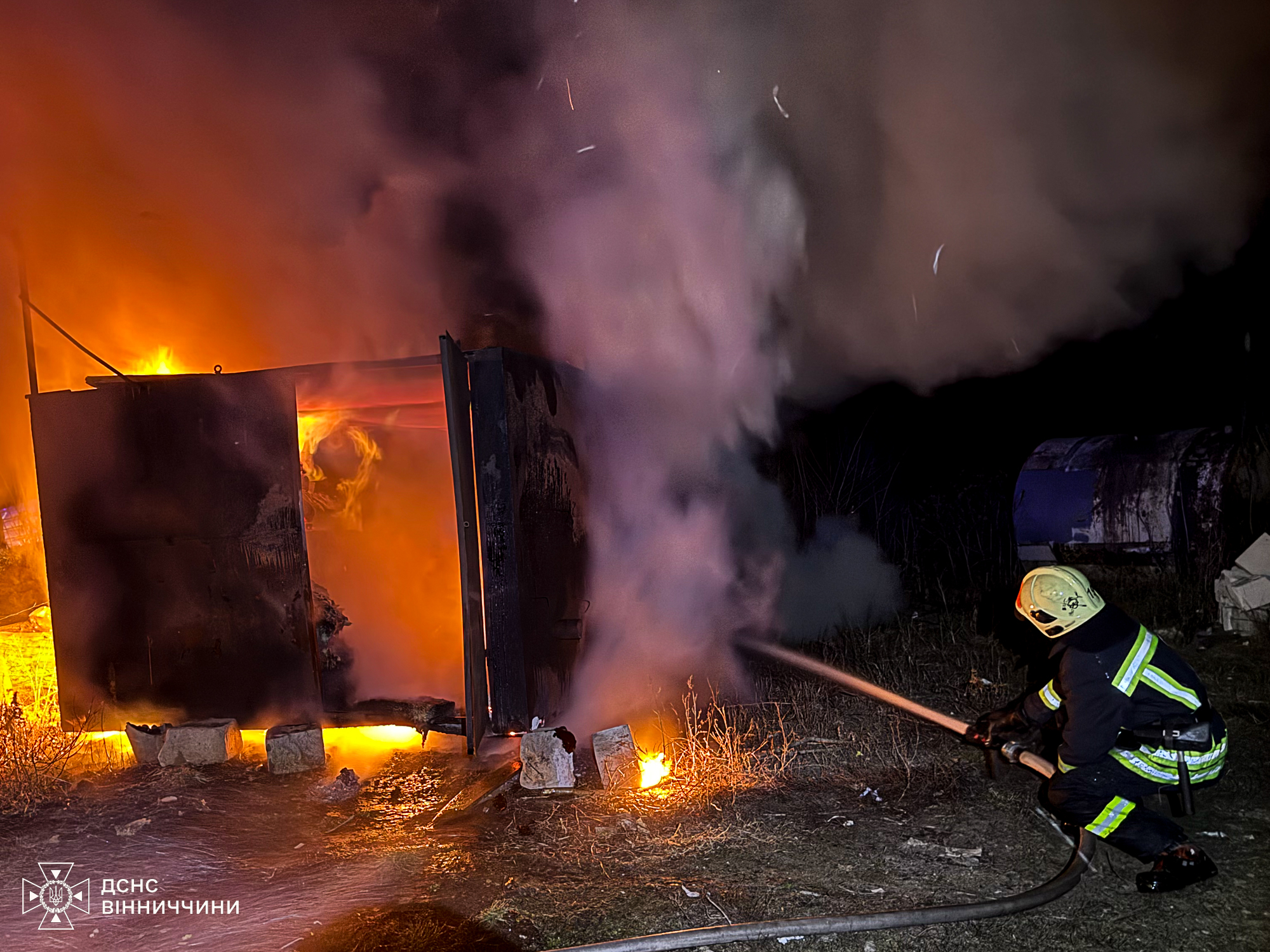 На Вінниччині горіли комбайн, автомобілі та вагончик із макулатурою