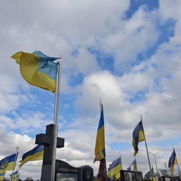 У Вінниці оновлюють прапори на Алеї Слави