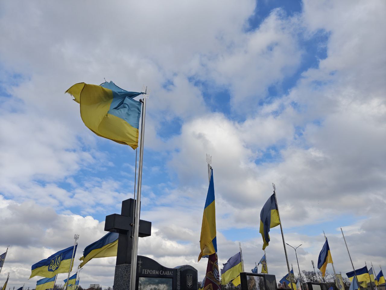 У Вінниці оновлюють прапори на Алеї Слави