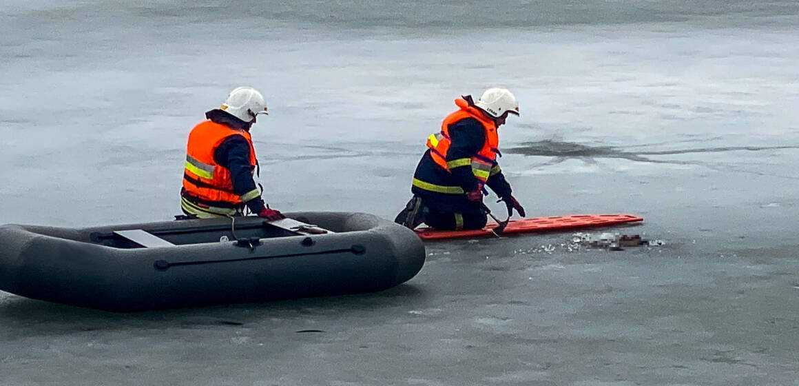 Дістали з-під криги тіло чоловіка, якого шукали з листопада
