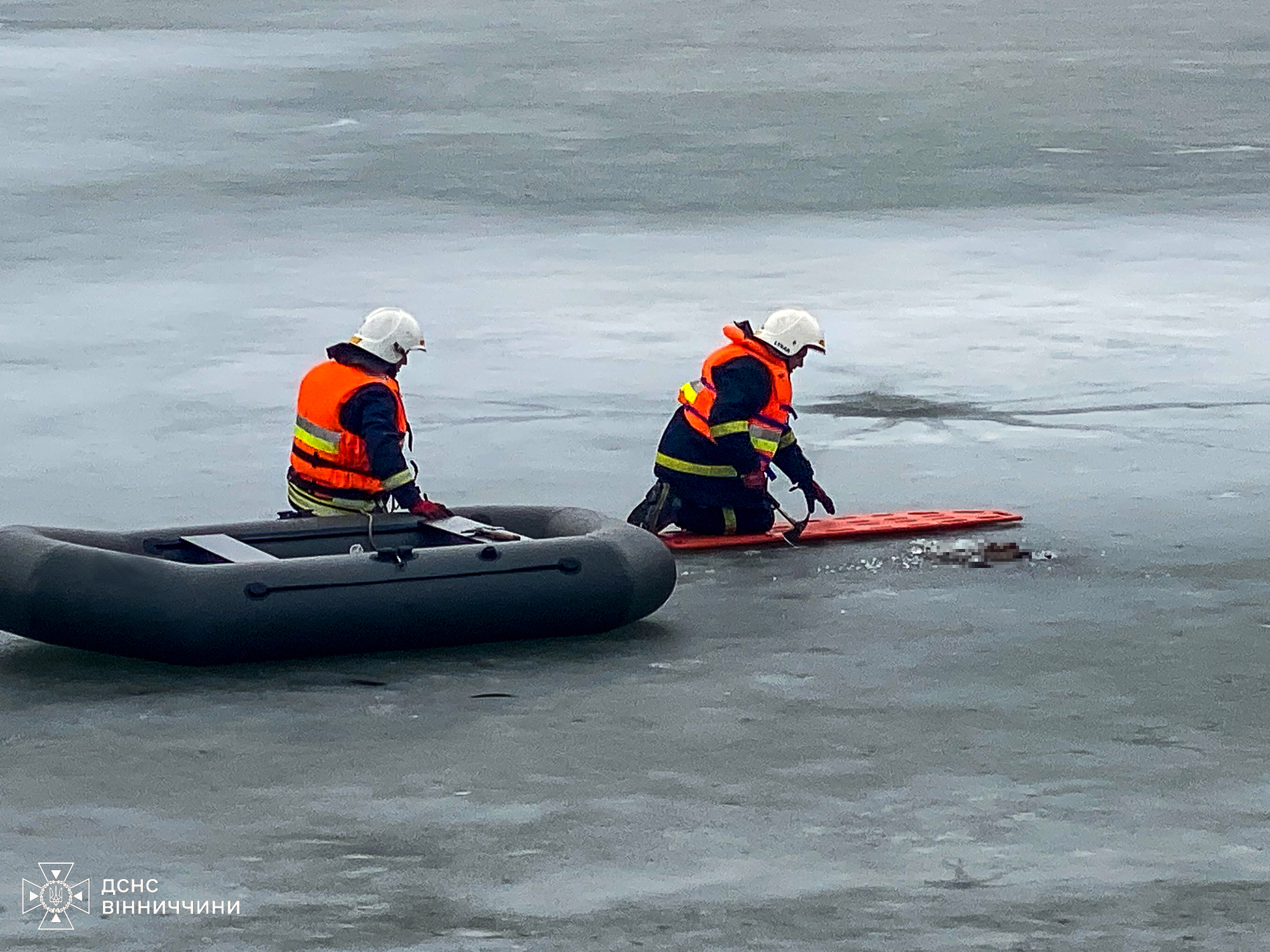 Дістали з-під криги тіло чоловіка, якого шукали з листопада